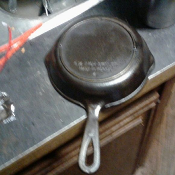 Cast iron skillet - Picture 6 of 8